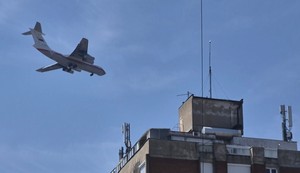 Avion "Iljušin76" za gašenje požara sleće na aerodrom u Nišu