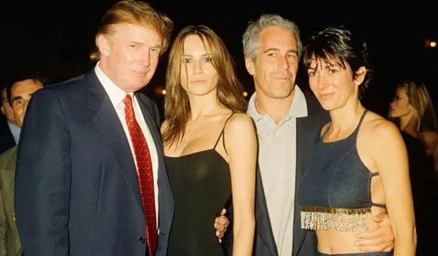 Donald Tramp sa tadašnjom devojkom (sadašnjom suprugom) Melanijom Knaus, Džefrijem Epstinom i Gilejn Maksvel na Floridi 2000. godine. | Foto: Getty Images