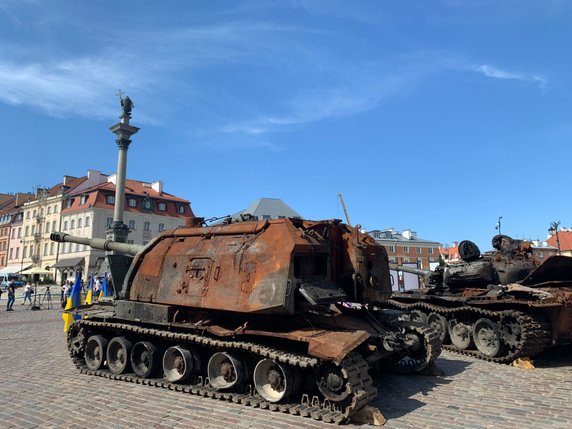 Rosyjskie maszyny wojskowe na placu Zamkowym 