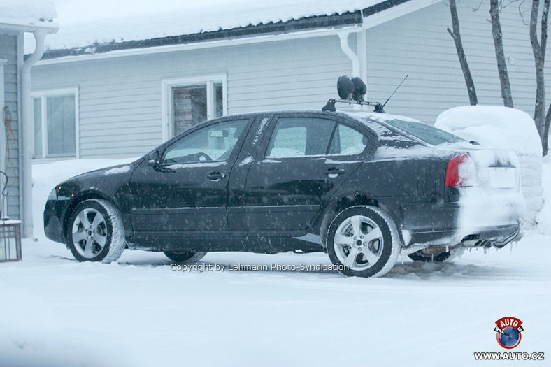 Zdjęcia szpiegowskie: nowa Škoda Superb podczas testów zimowych