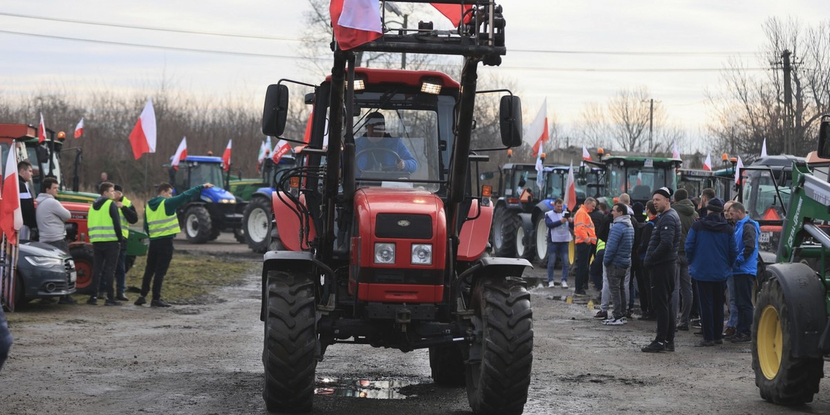 Rolnicy protestują (na zdjęciu: przygotowania rolników do przejazdu drogą nr 92 do Błonia)