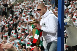 Kibice Legii odcięli się od Solidarnych 2010: Protest pod aresztem, gdzie siedzi Staruch, jest bez sensu