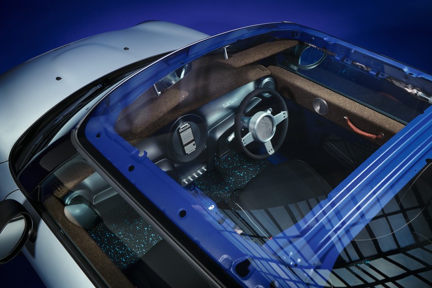 Das grosse Panoramadach ist aus recyceltem Plexiglas und gibt den Blick frei auf die weitgehend unverkleidete Rohstruktur im Innenraum.