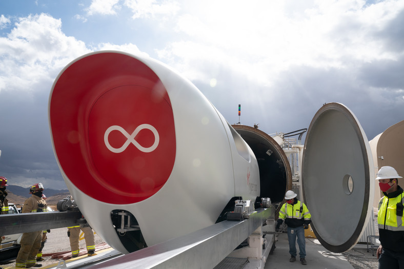 Virgin Hyperloop - pierwszy pasażerski test kolejki