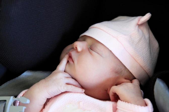 Otpuštena iz bolnice, dostignuvši određenu težinu, ove bebe prelaze na majčno mleko