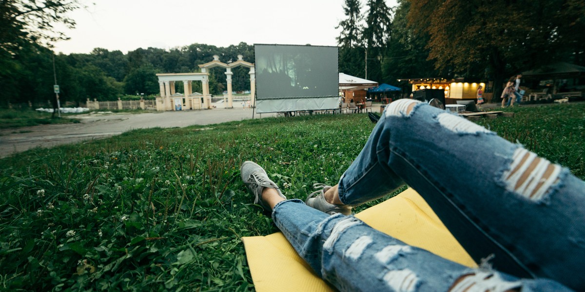 Nadchodzą wiosenne, ciepłe dni, gdy filmy zamiast w sali kinowej będziemy mogli oglądać w takich warunkach