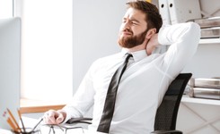 Siedzenie przed komputerem nie sprzyja zdrowiu. Rady na ból karku, szyi i ramion