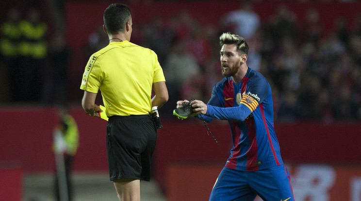 Messi cipőjével a kezében értetlenkedett a bíró figyelmeztetése miatt /Fotó: AFP