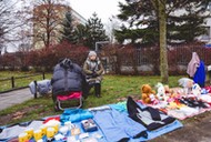 Pani Teresa ma na stoisku pluszowe misie, książeczki dla dzieci, damską kurtkę i rękawiczki. Dostała to wszystko od córki i zięcia.