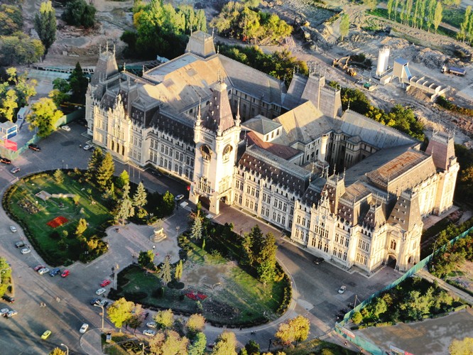 <strong>Jassy (Iași)</strong>
<br></br>
Spacerując po zabytkowych częściach miasta warto zobaczyć m.in. Teatr Narodowy, Pałac Kultury oraz imponujące swoją architekturą cerkwie, m.in. sobór św. Paraskiewy, Spotkania Pańskiego i św. Jerzego oraz cerkiew św. Mikołaja. 
<br></br>