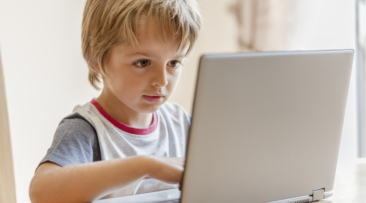 Veszélyek leselkedhetnek a nem megfelelően internetező gyermekekre /Fotó: Shutterstock