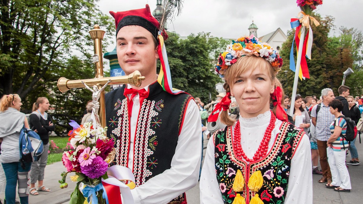 Około 10 tysięcy osób wyruszy dziś w pieszą pielgrzymkę z Krakowa do Częstochowy, informuje Radio Kraków. O godzinie 7.00 na Wawelu zostanie odprawiona msza św. po której pielgrzymi ruszą w drogę. Kierowcy w Krakowie powinni spodziewać się utrudnień w ruchu. Utrudniony będzie przejazd ulicami Pawią, aleją Słowackiego oraz Prądnicką. Pielgrzymi będą też przechodzić przez ul. Opolską. Na czas przejścia sygnalizacja świetlna zostanie wyłączona i policja będzie kierować ruchem.