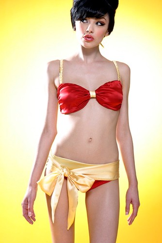 Vikki Blows reklamuje bieliznę w sesji stylizowanej na cukierkowe lata 50.