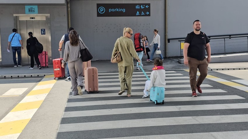 Nataša Bekvalac sa ćerkom na aerodromu