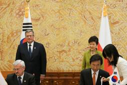 Seul, Korea Południowa, Prezydent Broniłsaw Komorowski i prezydent Korei Południowej Park Geun Hie podczas podpisywania umowy bilateralnej przez ambasadora RP w Korei Południowej Krzysztofa Majk (L) i ministra spraw zagranicznych Korei Południowej Yun Byu