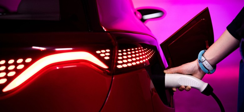 Elektroklapa programu dopłat do aut na prąd. Następna próba jesienią. Będą zmiany