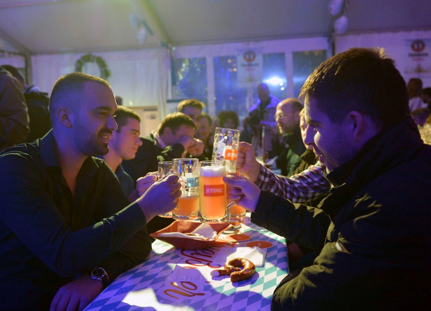 Nemačko i domaće točeno pivo pod šatorom