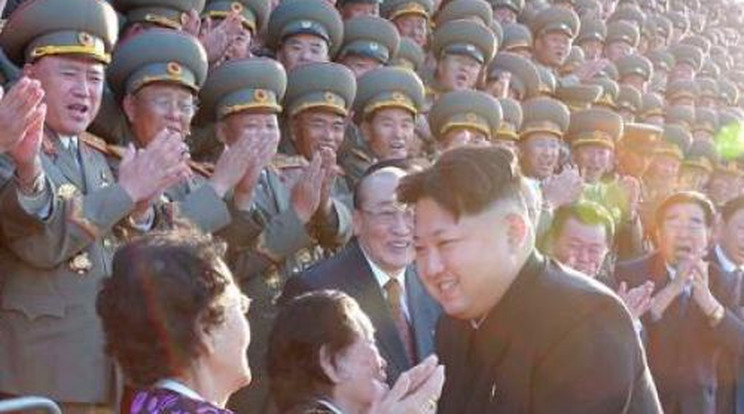 Az életükért tapsolnak az észak-koreaiak