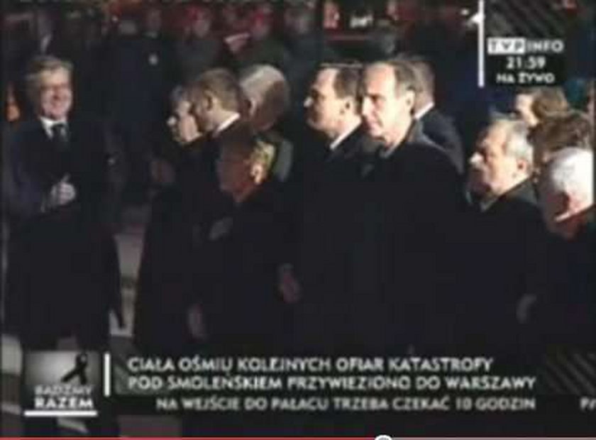 Komorowski śmieje się nad trumnami Ofiar. Wideo