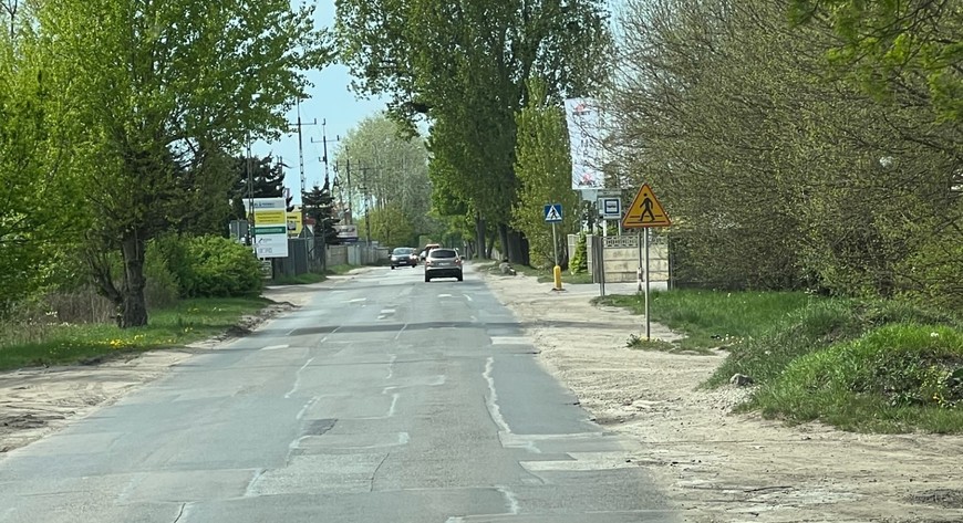 Ulica Jerzmanowska ma zniszczoną nawierzchnię i brakuje przy niej infrastruktury pieszo-rowerowej