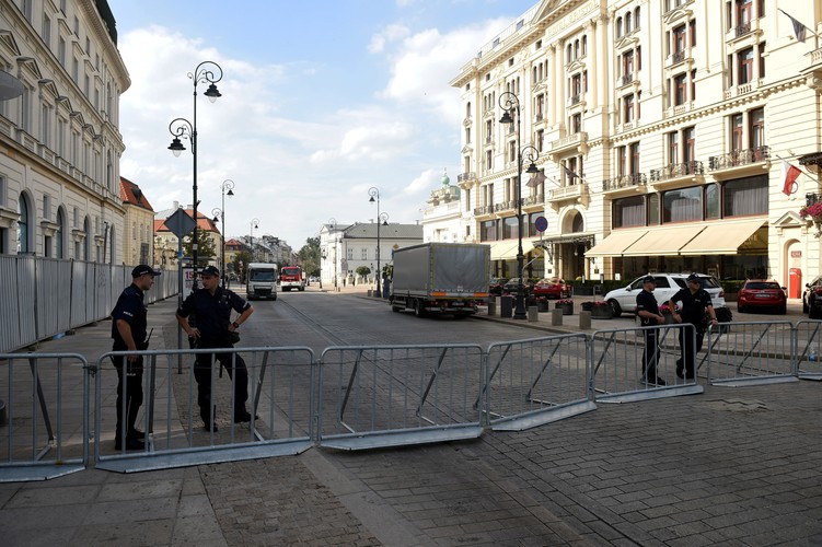 Barierki na Krakowskim Przedmieściu w Warszawie