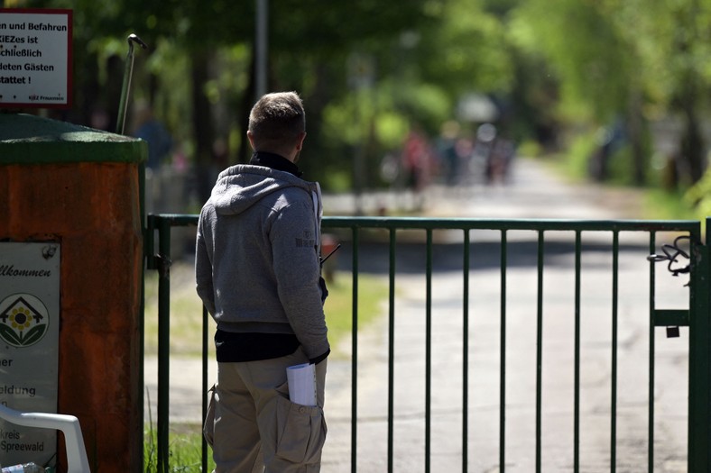 Ochroniarz w Heidesee, gdzie doszło do rasistowskich obelg ze strony berlińskich studentów, 8 maja 2023 r.