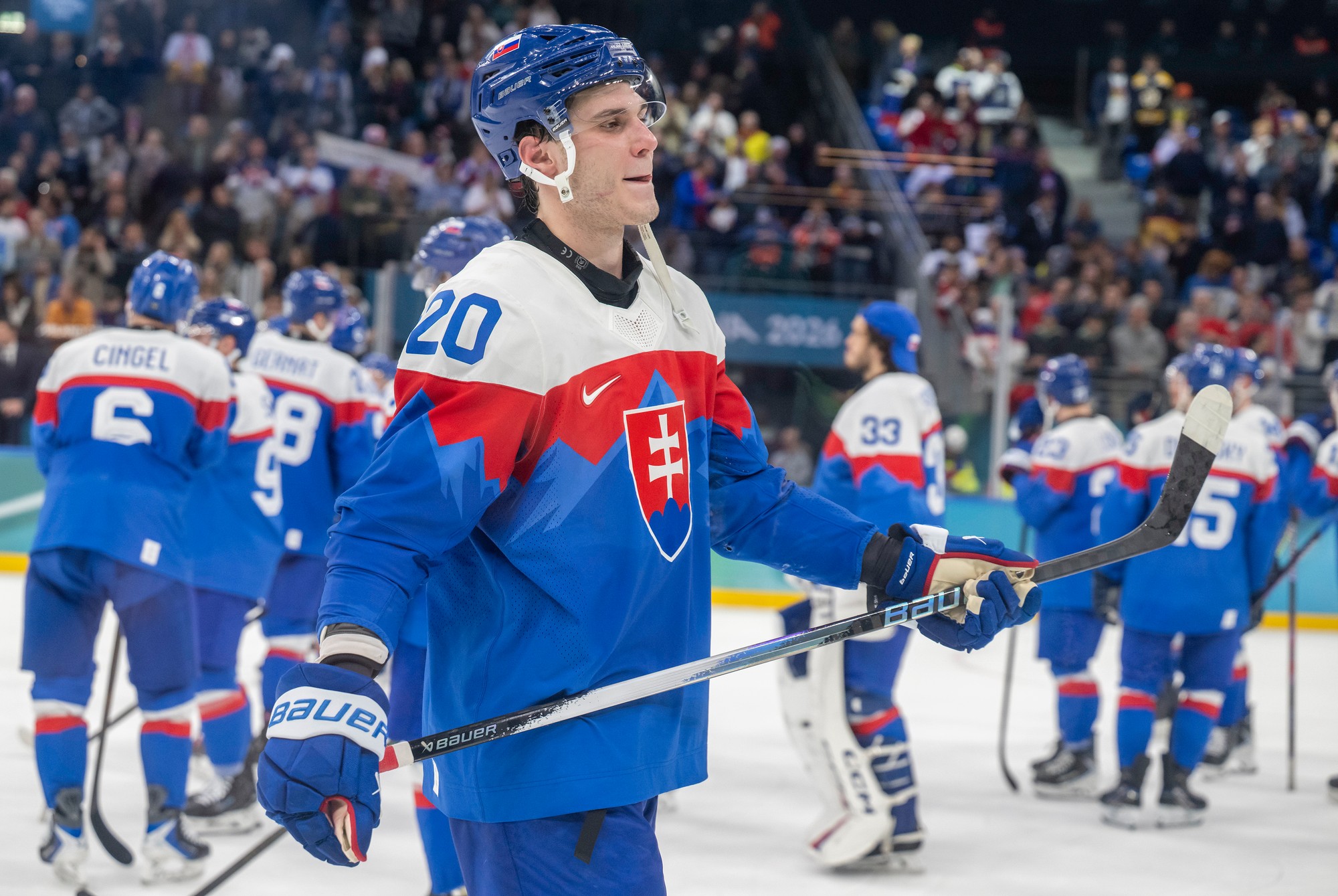 V popredí slovenský hokejista Juraj Slavkovský (20). 