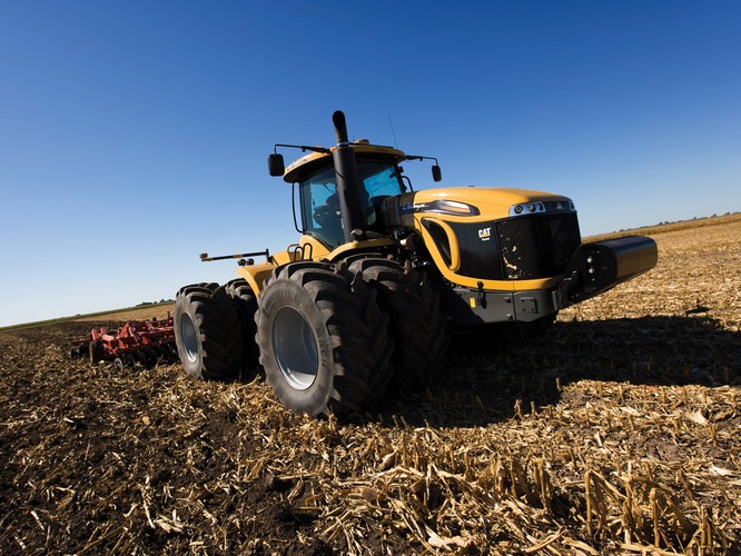 Challenger MT 965C to kolejna potężna maszyna na naszej liście. Na pokładzie znajdziemy tu 6-cylindrowy silnik o pojemności 18,1 l i maksymalnej mocy 510 koni mechanicznych.  Ciągnik został wyposażony w system skrętnych tylnych kół, który sprawia, że ciężar maszyny rozkłada się na szeroki pas gruntu, co z kolei zapobiega niszczeniu pól uprawnych.

(fot. www.challenger-ag.us)