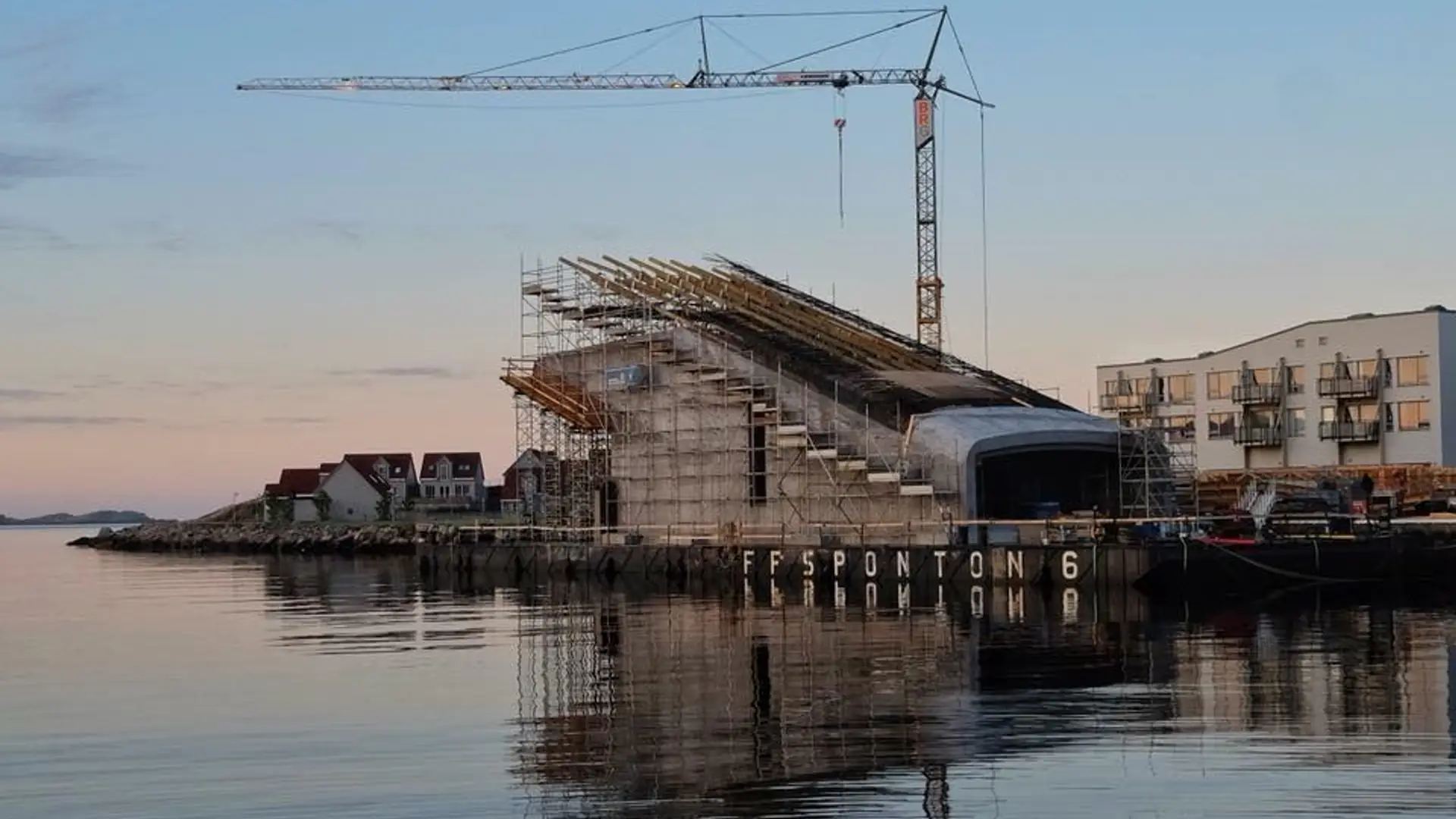 Budowa podwodnej restauracji "Under" w 40 sekund. To wideo zapiera dech w piersiach