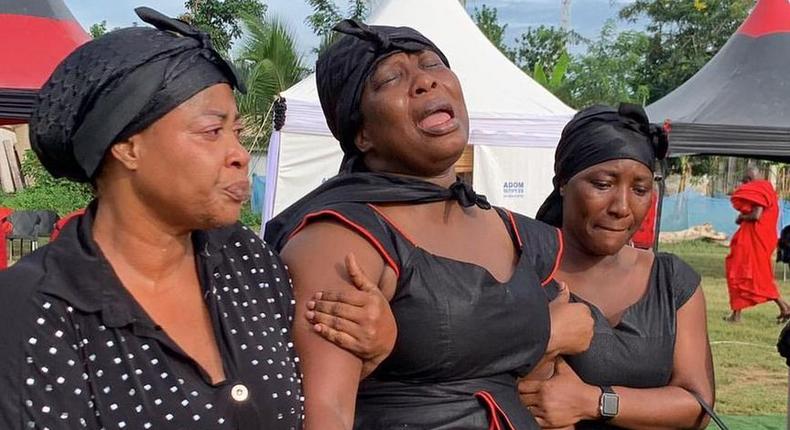 Gloria Sarfo in tears at mother's funeral