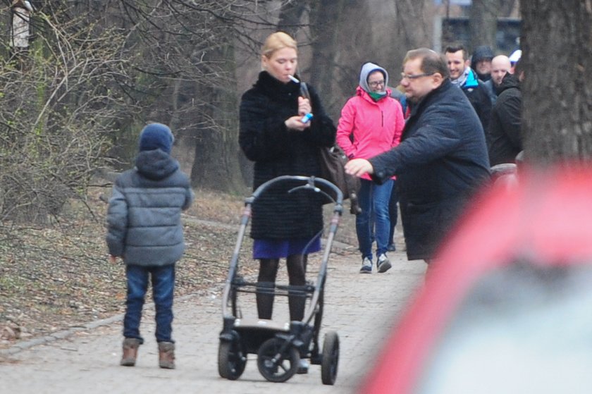 Kalisz z żoną palą przy dzieciach!