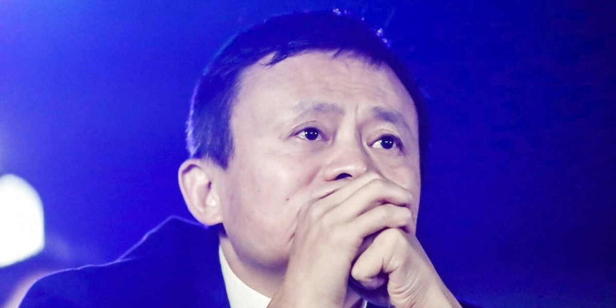 Jack Ma jest najbogatszym Chińczykiem i kultową postacią w chińskim przemyśle internetowym. Założona w 1999 roku przez 18 osób i prowadzona niego Alibaba obecnie zatrudnia ponad 66 tys. osób. Wartość rynkowa firmy to 400 miliardów dolarów.