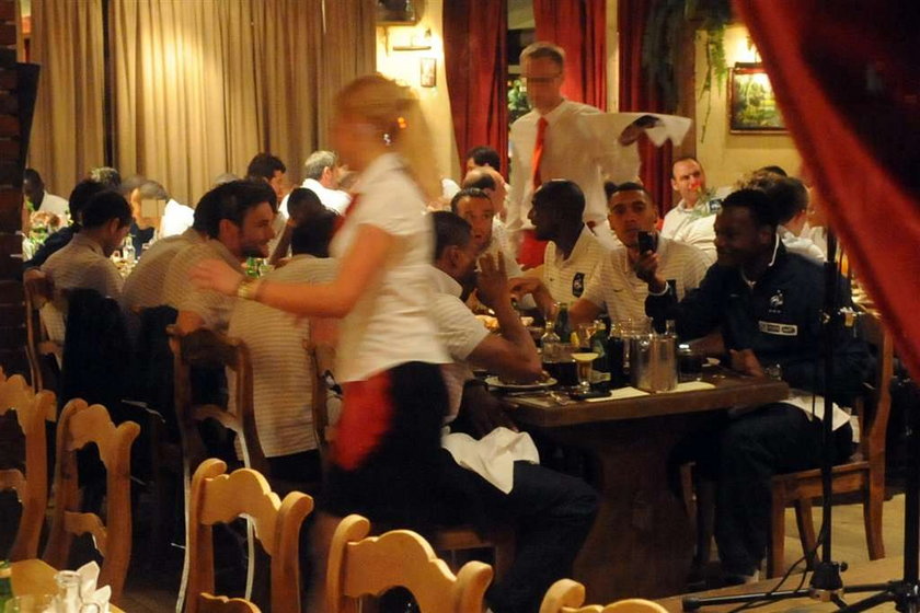 Piłkarze reprezentacji Francji nie odmawiają sobie wina do kolacji