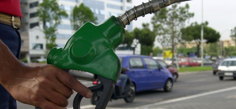 Diesel w cenie benzyny. Pawlak chwali, a co na to kierowcy?