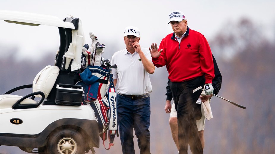 Donald Trump grający w golfa, gdy trwał szczyt G20