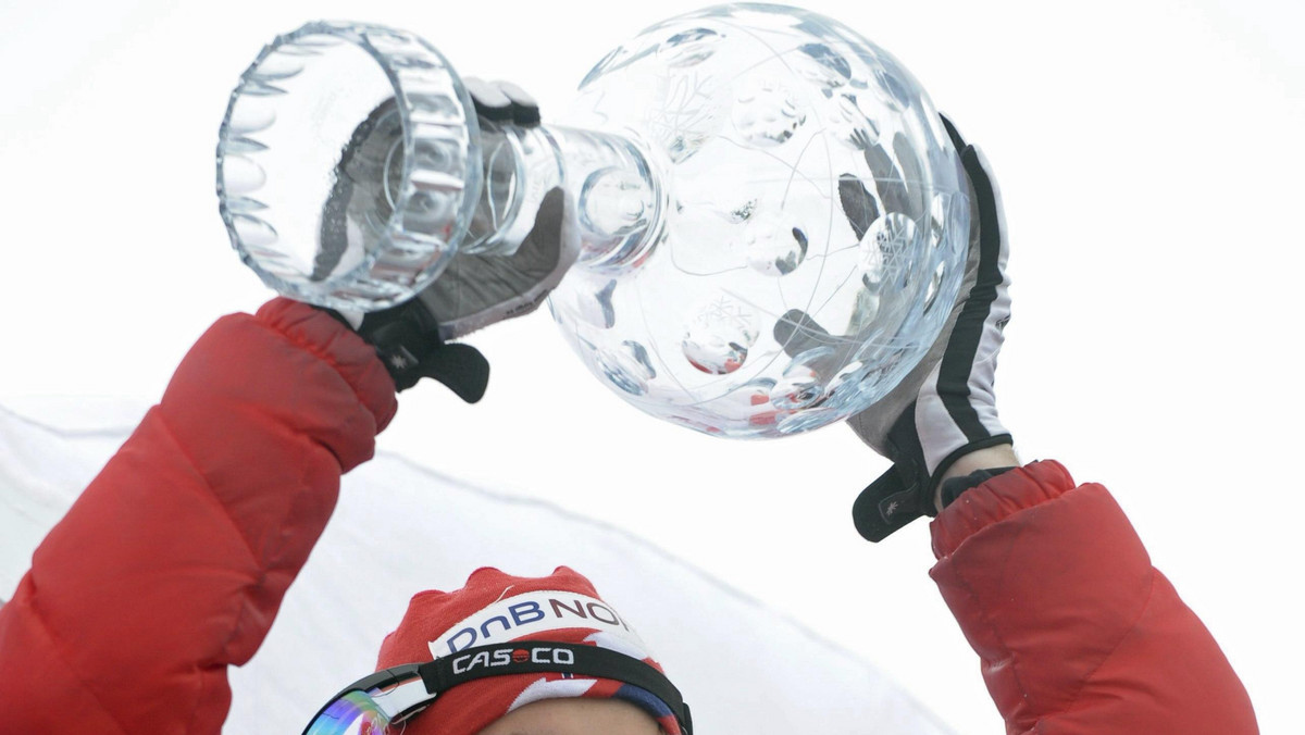 Kierownictwo norweskiej reprezentacji w biegach narciarskich w ostrym tonie skrytykowało światową federację (FIS) po ukaraniu Pettera Northuga za spóźnienie się i nieodpowiedni ubiór na dekoracji po sobotnim biegu Pucharu Świata na 30 kilometrów w La Clusaz.