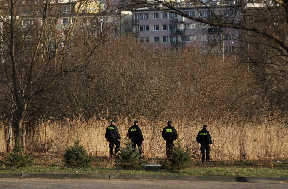 Policjanci przeczesują teren w pobliżu miejsca eksplozji bankomatu