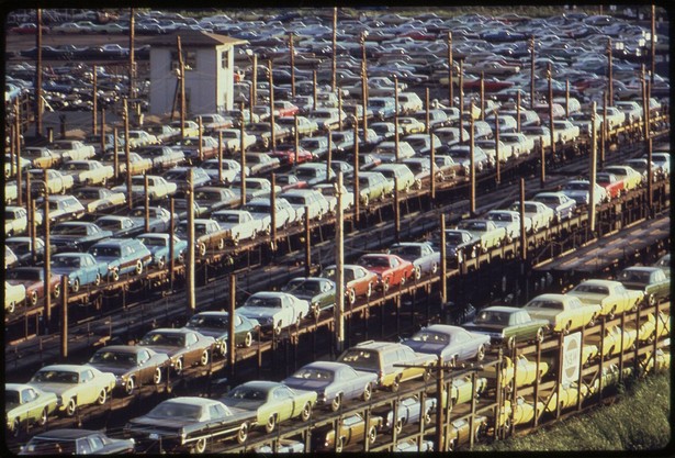 Nowe samochody czekające na transport kolejowy. Detroit, 1973 r.