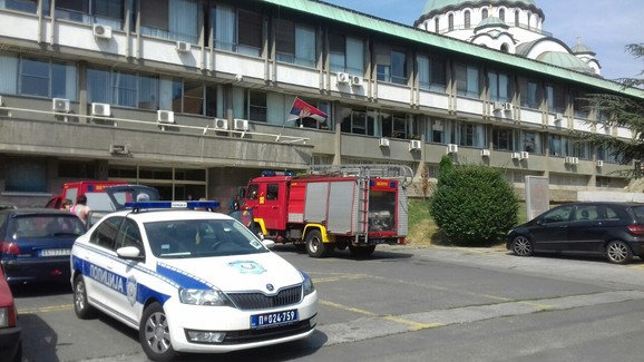 Hitne službe ispred Narodne biblioteke