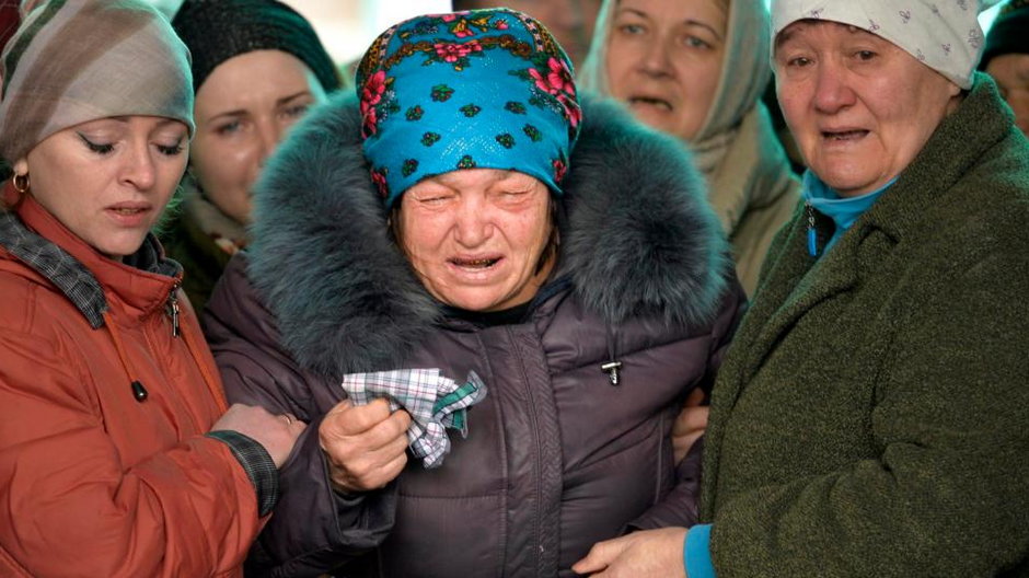 Matka opłakuje syna, rosyjskiego żołnierza poległego w Ukrainie