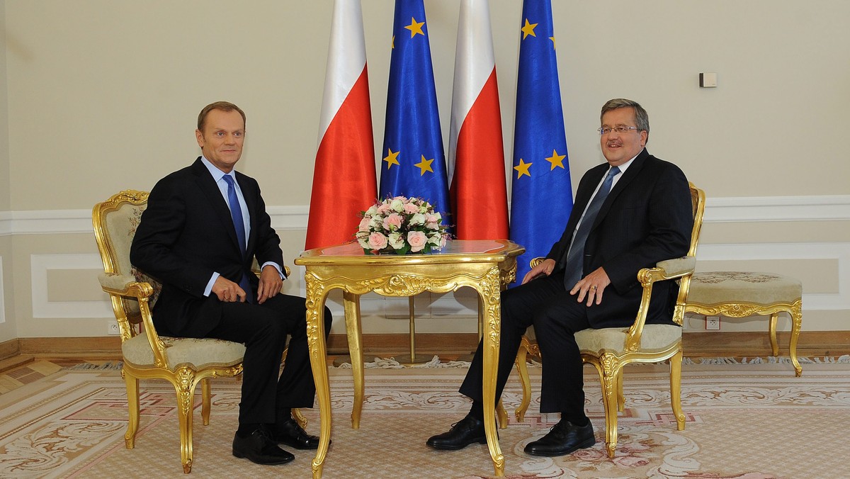 Niespełna godzinę trwało dzisiejsze spotkanie prezydenta Bronisława Komorowskiego z premierem, szefem PO Donaldem Tuskiem. Rozmowa ta zainaugurowała konsultacje w Pałacu Prezydenckim w sprawie m.in. tworzenia nowej koalicji po wyborach parlamentarnych. Dzisiaj Sławomir Nowak, minister w Kancelarii Prezydenta zapewniał, że relacje między premierem a prezydentem są bardzo dobre, przyjacielskie. Zaprzeczył ponadto, jakoby koncepcja Donalda Tuska aby do końca roku nie zmieniać składu rządu, spowodowała napięcie między prezydentem i premierem.