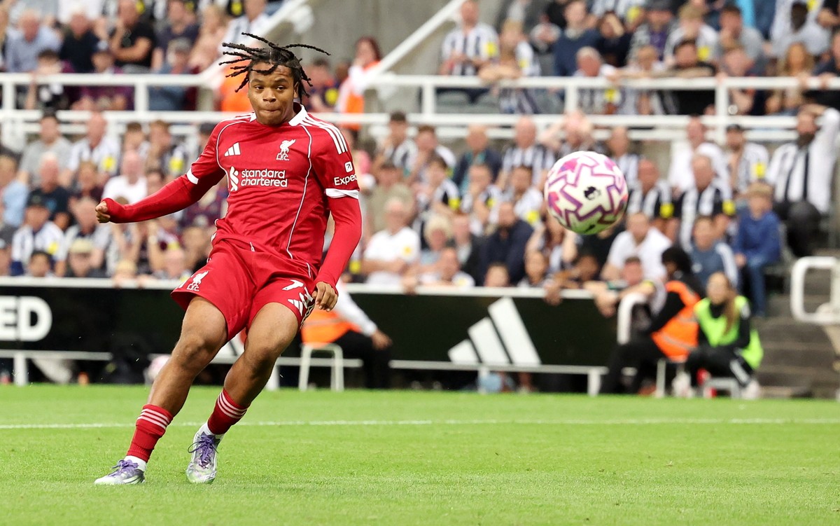 16-letni debiutant w barwach Liverpoolu Rio Ngumoha tuż przed zwycięskim golem z Newcastle