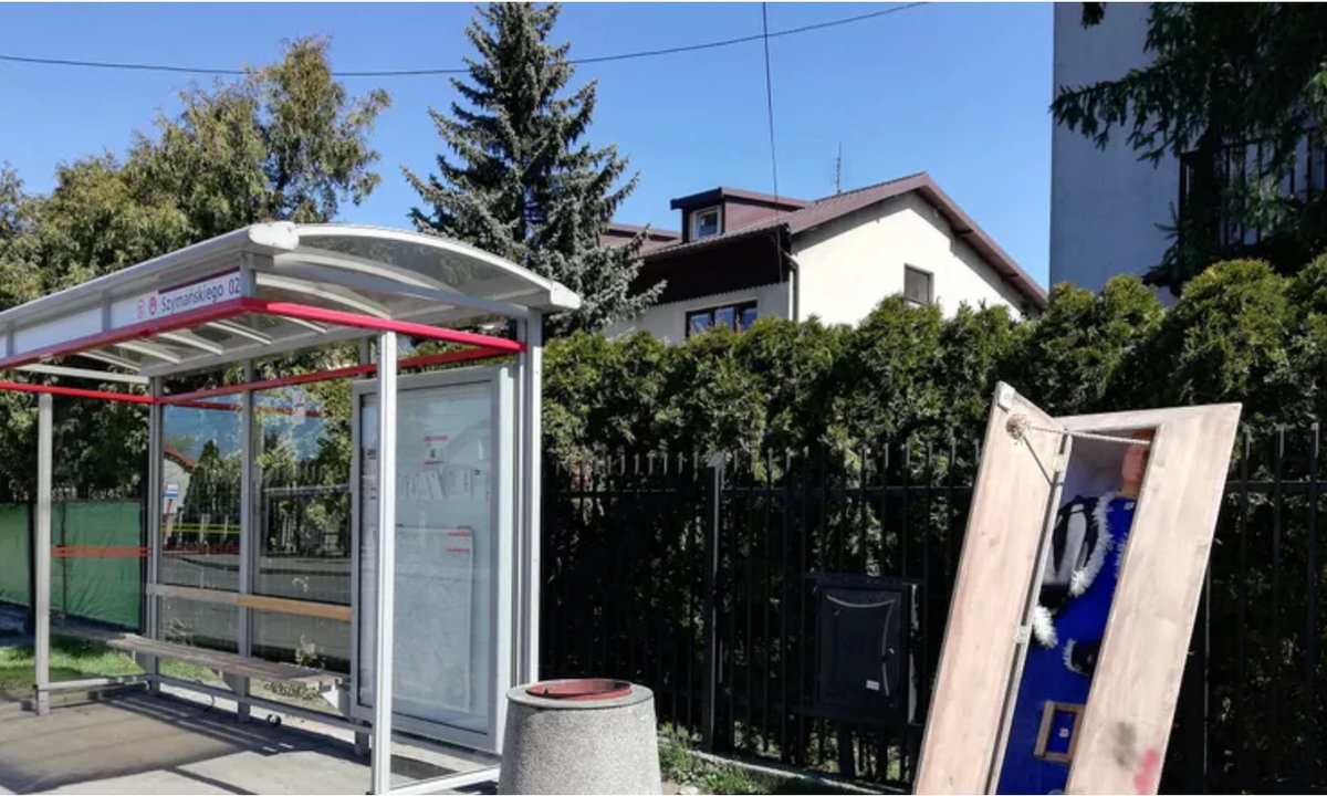 Ktoś porzucił trumnę na przystanku. Ludzie przecierali oczy ze zdumienia