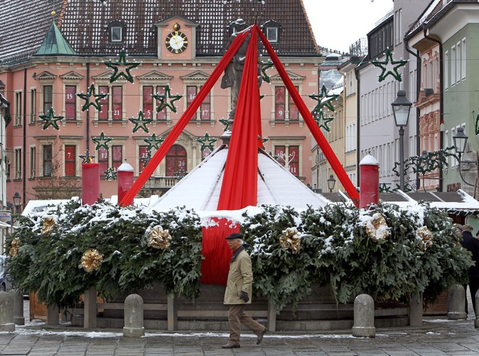 Gigantyczna dekoracja adwentowa w Kaufbeuren w Niemczech