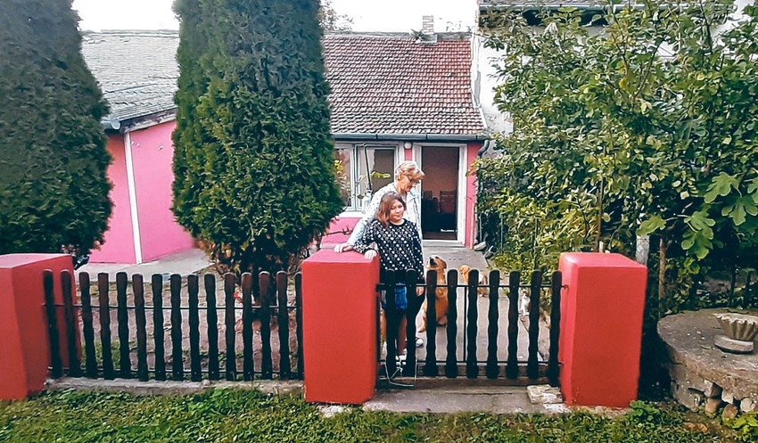 Danijela Pejić sa majkom ispred nove kuće u Subotici