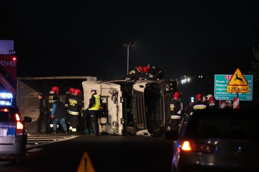 Wypadek pod Zieloną Górą. Zderzyły się dwie ciężarówki