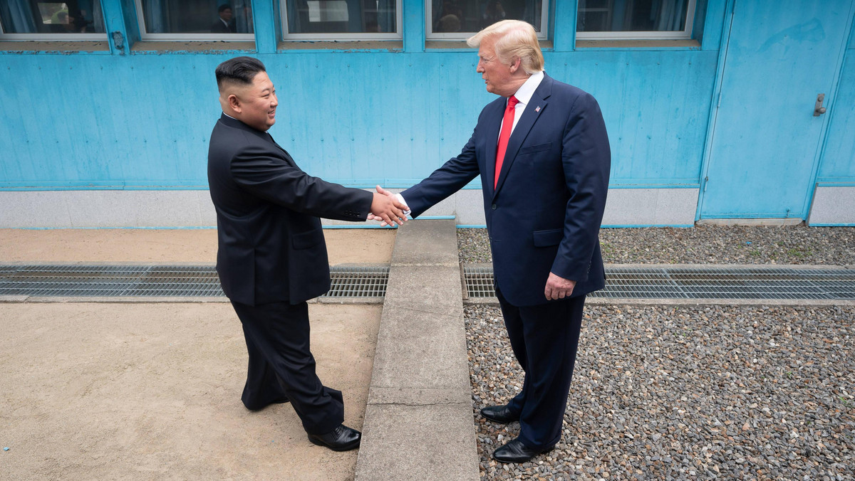 Prezydent USA Donald Trump powiedział wczoraj w Nowym Jorku, że mógłby spotkać się po raz trzeci z przywódcą Korei Północnej Kim Dzong Unem. Chciałby jednak wcześniej uzyskać pewność co do rezultatów takiej rozmowy. Negocjacje w sprawie denuklearyzacji Półwyspu Koreańskiego są w impasie od lutego 2019 r.