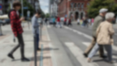 Katowice: przejście dla pieszych zapatrzonych w smartfony