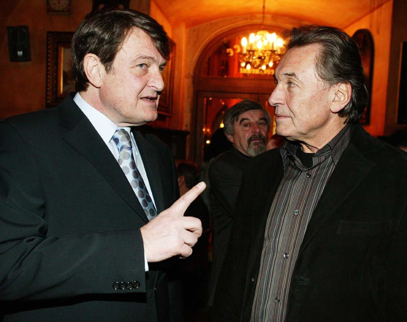 Český hudobník a skladateľ Ladislav Štaidl († 75) a Karel Gott.