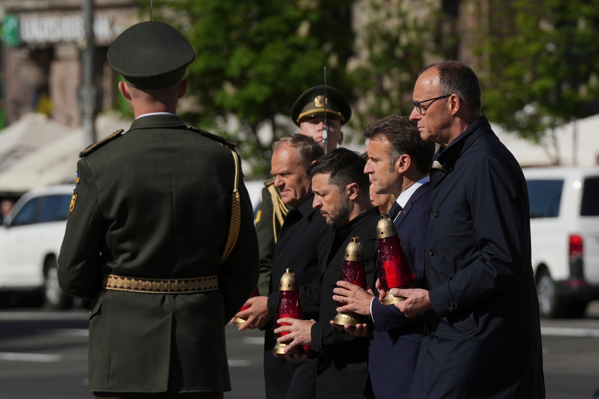 Nemecký kancelár Friedrich Merz, francúzsky prezident Emmanuel Macron, britský premiér Keir Starmer a predseda poľskej vlády Donald Tusk si uctili pamiatku obetí ruskej vojenskej invázie. 